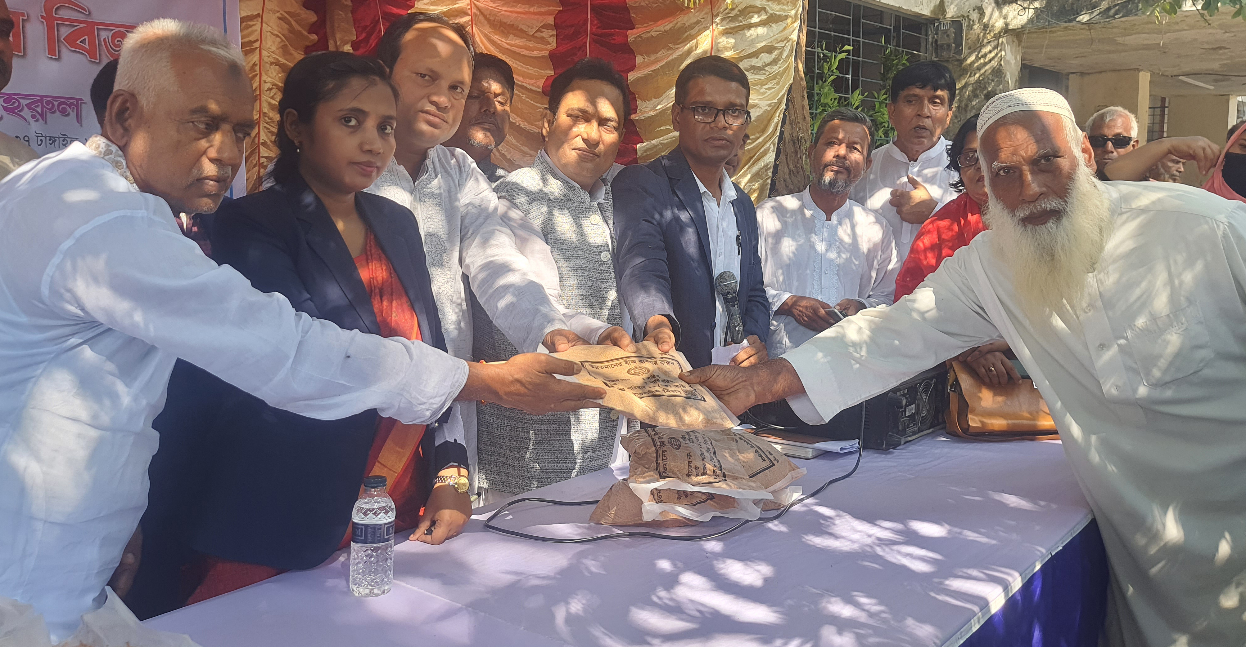 বাসাইলে চাষীদের মাঝে বীজ ও সার বিতরণ